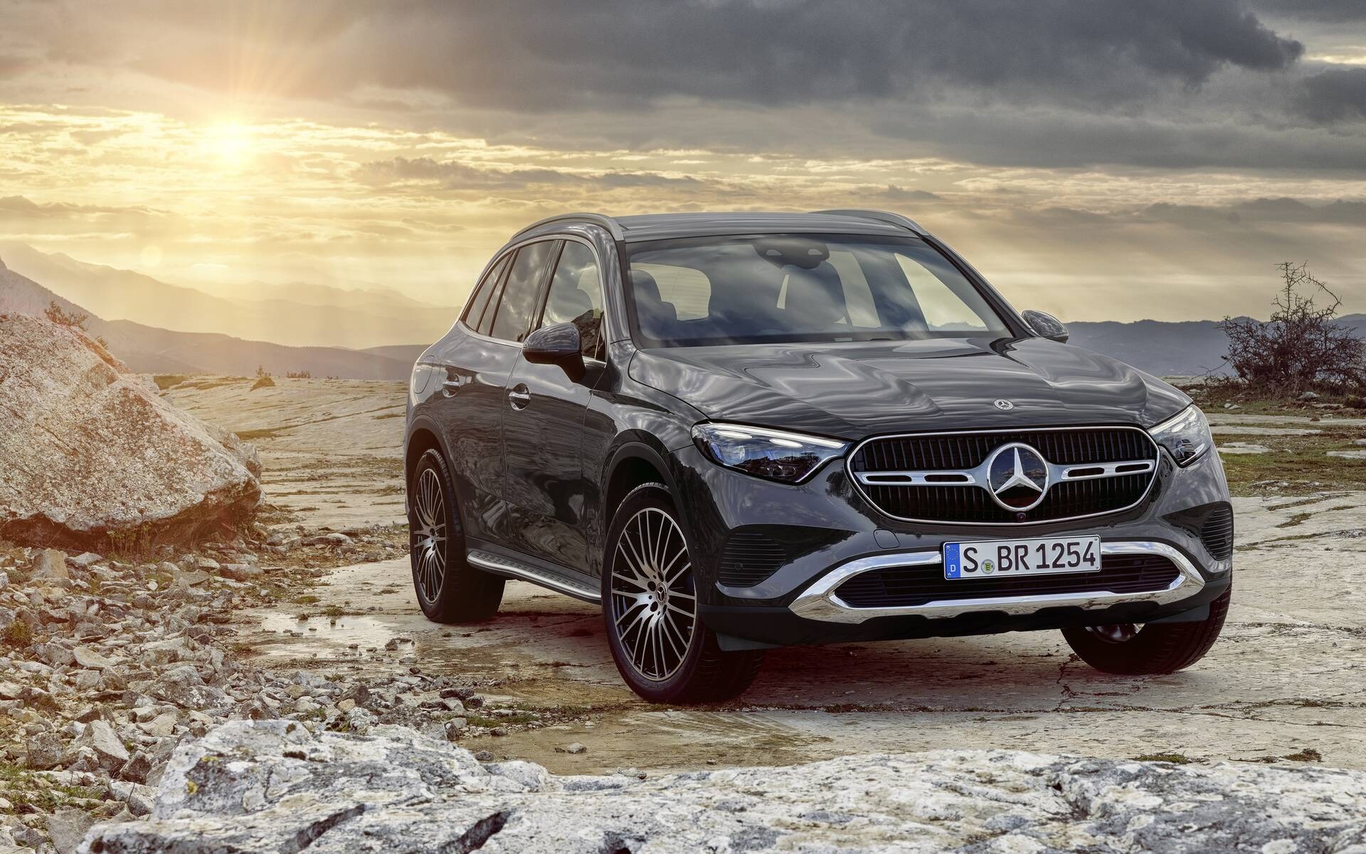 Le Mercedes GLC allie élégance, confort et performance dans un SUV premium.
Son habitacle raffiné propose des finitions haut de gamme et une technologie de pointe.
Grâce à ses motorisations puissantes et souples, il offre une conduite fluide et dyn