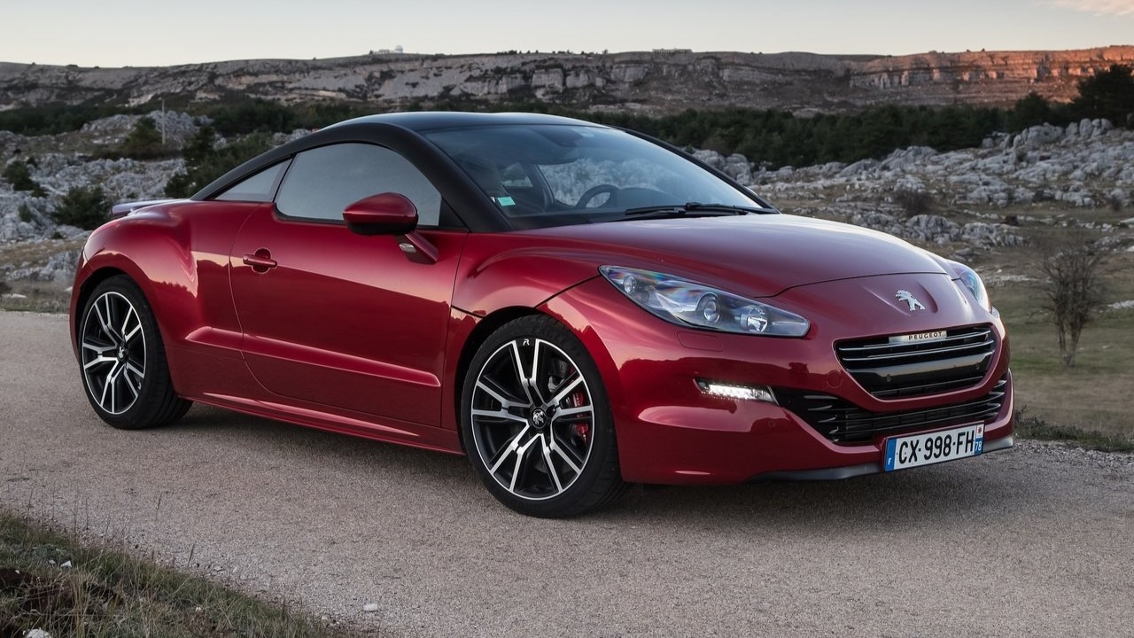 La Peugeot RCZ séduit par son design sportif et son toit en double bossage unique.
Son châssis rigide et ses moteurs dynamiques offrent une conduite précise et agréable.
L’intérieur combine élégance et ergonomie, avec une touche premium pour un cou