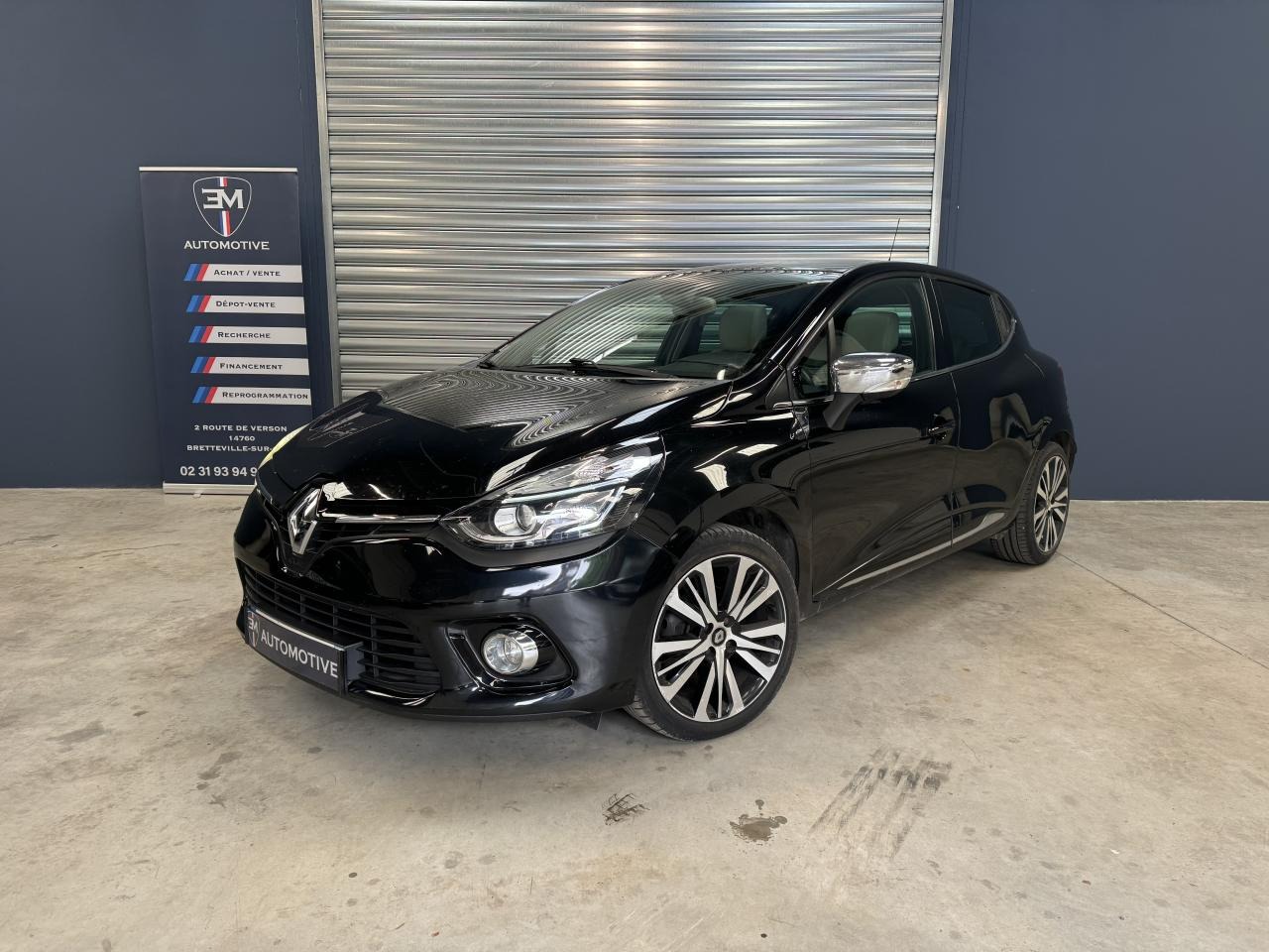 La Renault Clio 5 est une citadine moderne et élégante lancée en 2019. Elle se distingue par son design dynamique avec des lignes fluides et un regard avant marqué par des feux LED en forme de C. À l’intérieur, elle offre un habitacle confortable et 